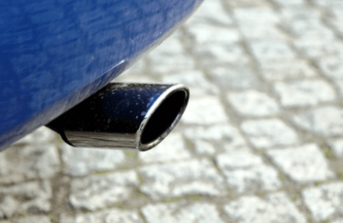 파란색 자동차 뒷모습 이고 머플러는 은색을 띠고 있다.