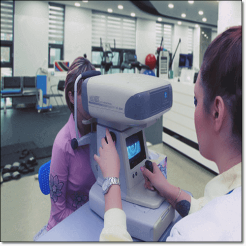 당뇨병 망막증 치료 관리, 눈 검사하는 여성