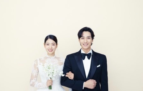 배우 최태준과 배우 박신혜의 결혼 사진