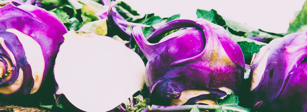 건강을 위한 보라색 영양소인 신선한 콜라비의 사진입니다