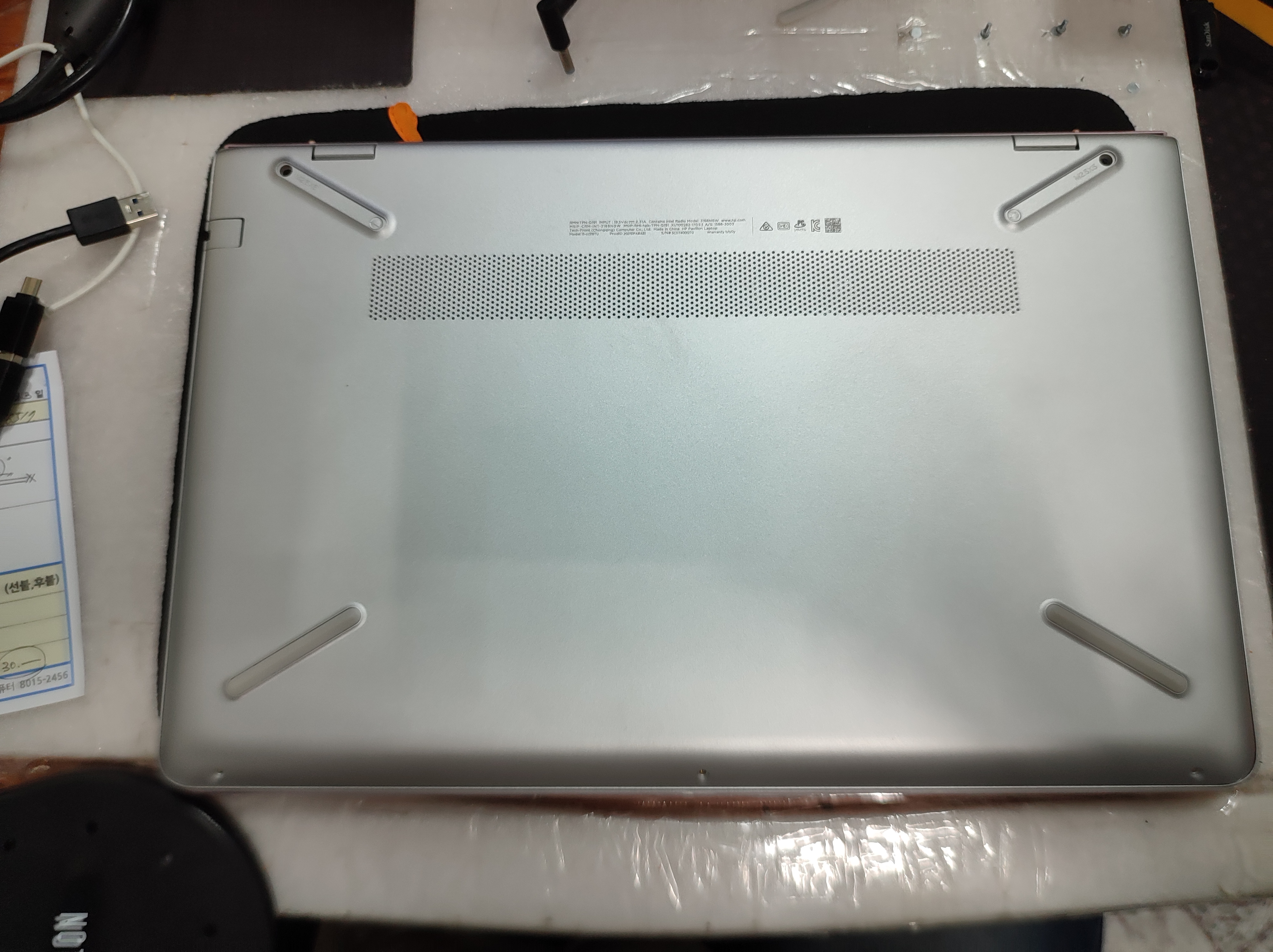 미끄럼방지 패드 아래 숨겨진 나사를 제거해야 분해가 가능한 노트북입니다.&nbsp;