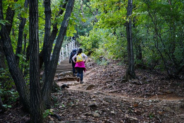 수암봉 가는 길, 여성 2, 흰 옷, 붉은 상의, 앞서가는 분은 검은 옷, 그 앞에 오르막 계단