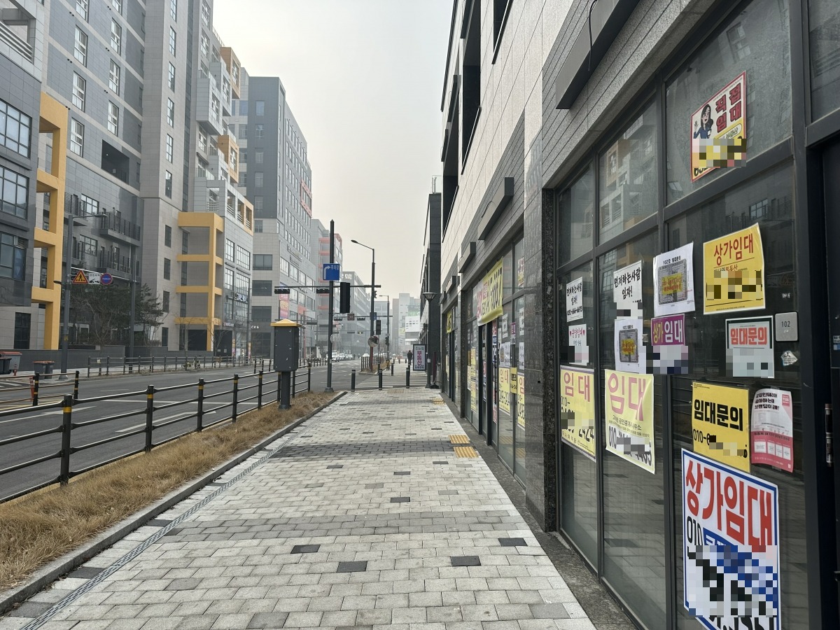 삼성전자 평택캠퍼스 바로 앞에 위치한 상가에도 공실이 넘쳐났다.