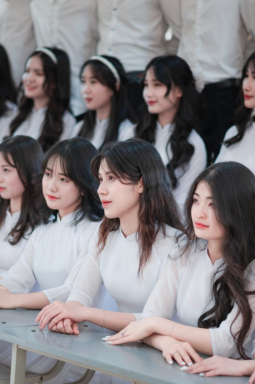 여학생들이 앉아 있습니다