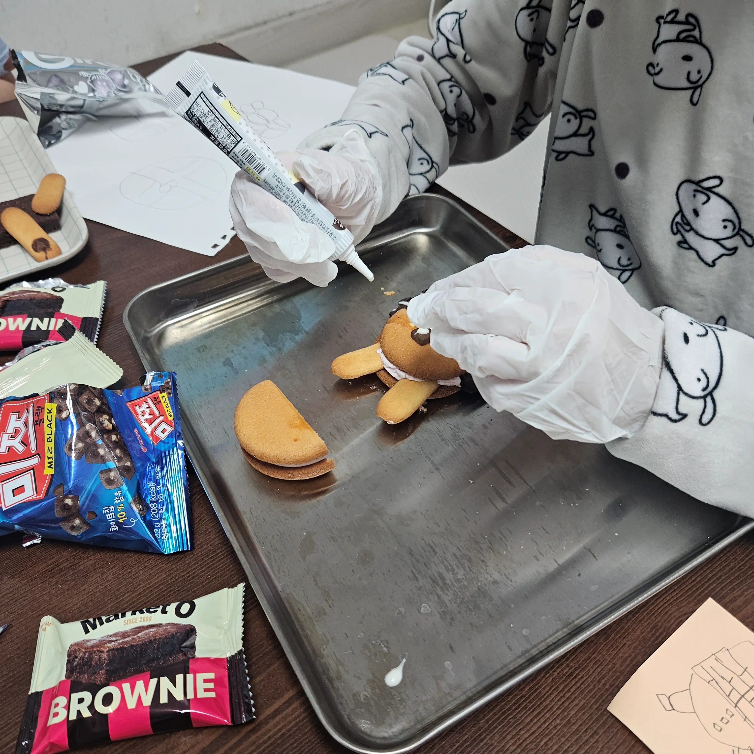 굴뚝에-빠진-산타-만들기로-만들기-중인-아들