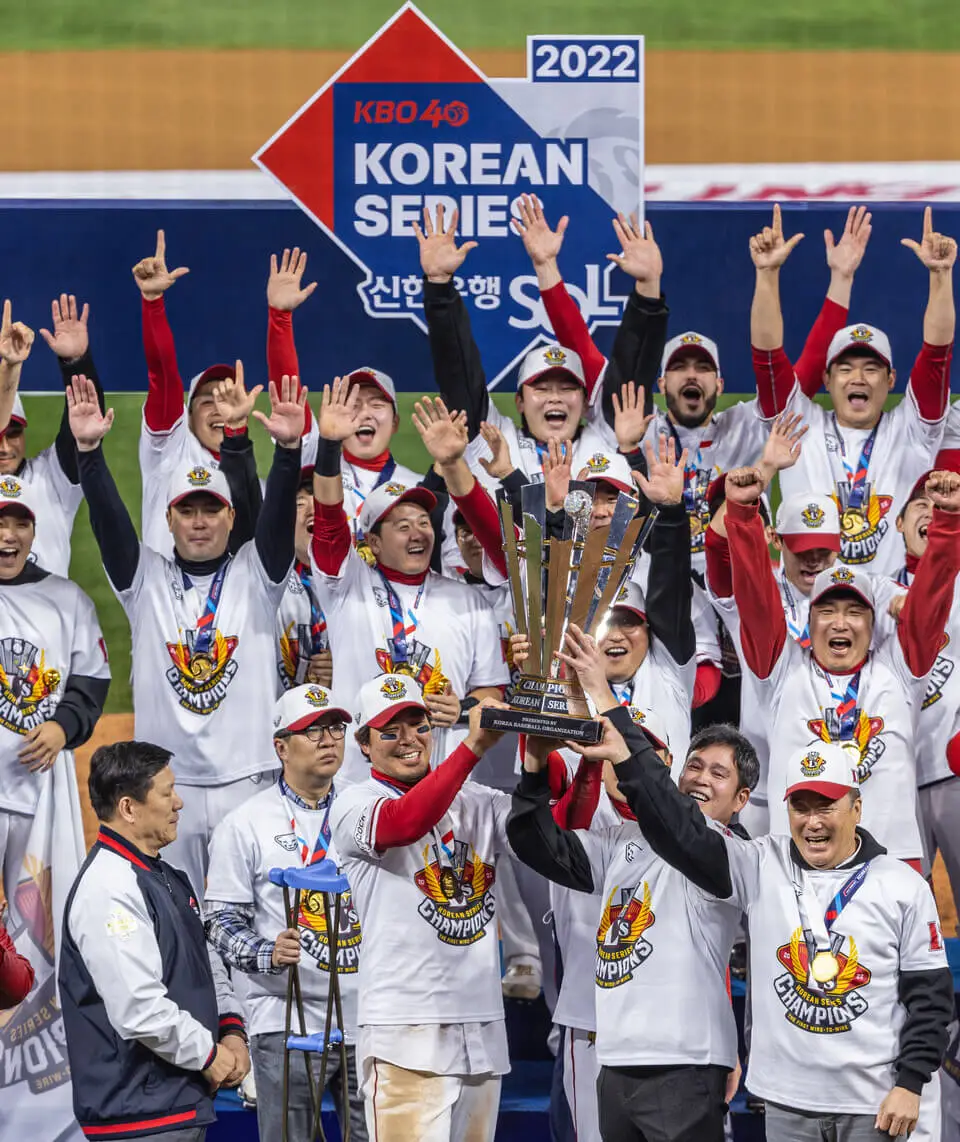 SSG랜더스 구단주와 선수들이 트로피를 들어 올리며 기뻐하고 있습니다. (출처 : 스포츠한국 22/11/09)