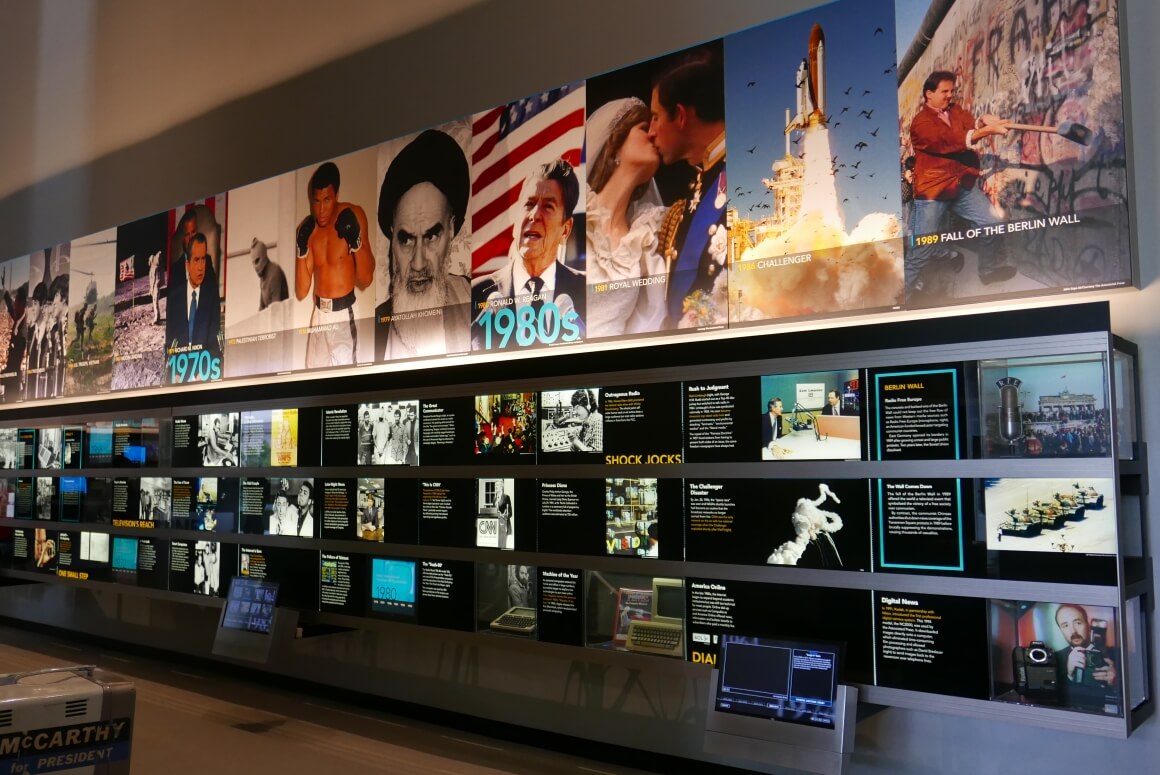 보도사진이 연도별로 전시된 뉴스의 역사 전시실