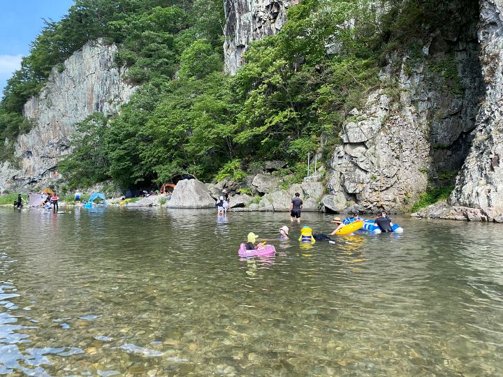 옥계계곡에서-튜브를-타고-물놀이하고-있는-막내딸