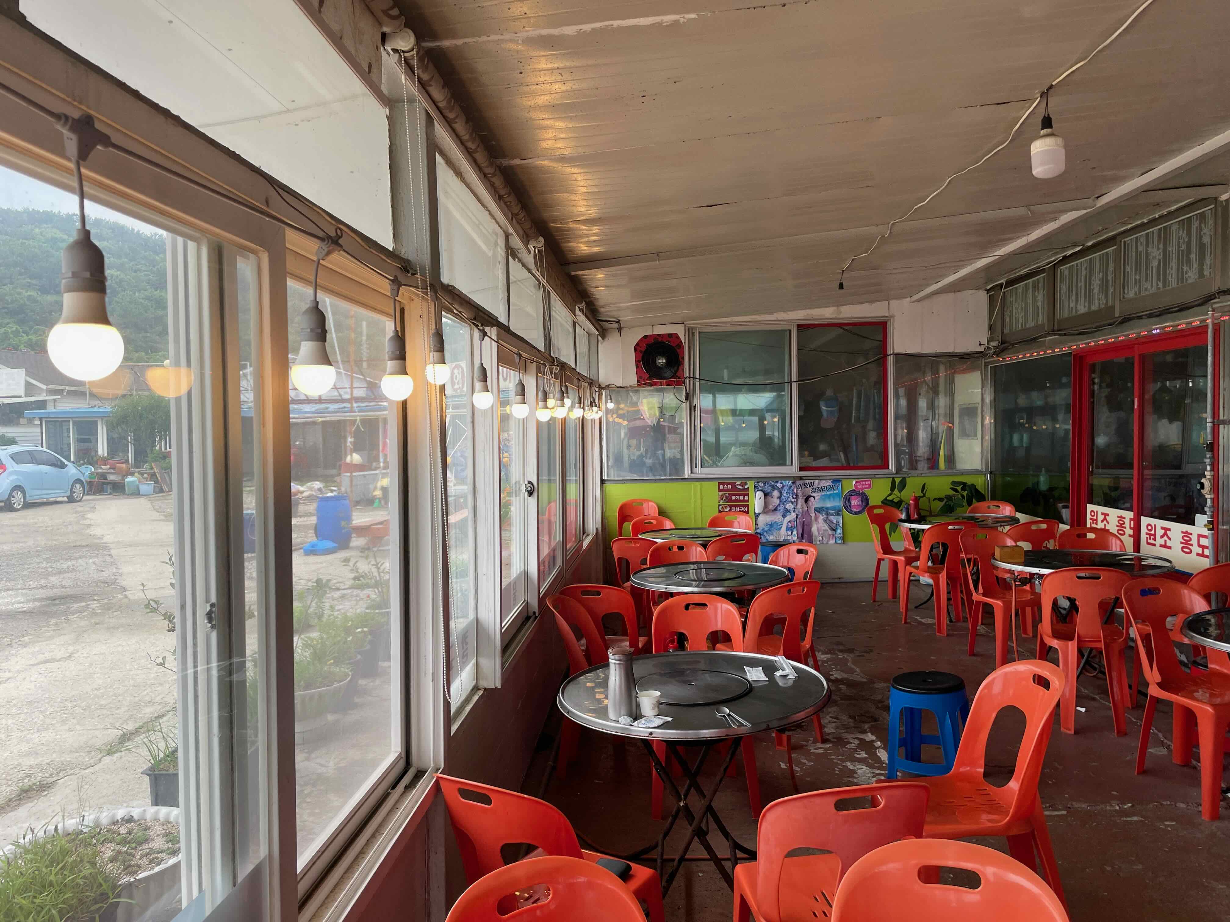 실내 야외공간 테이블 모습