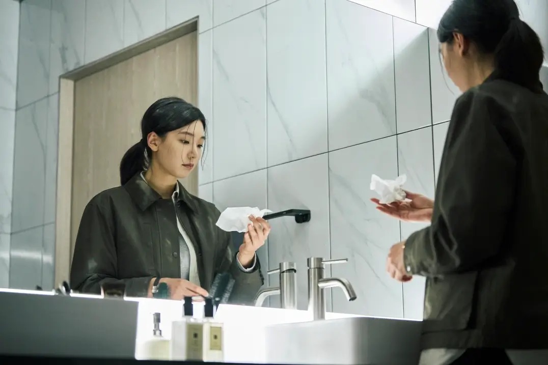 거울에 있는 피를 닦아서 보고 있는 노진영