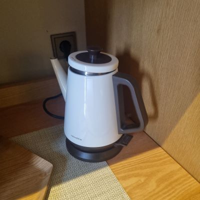 수페리어-그린-더블-룸-커피-포트