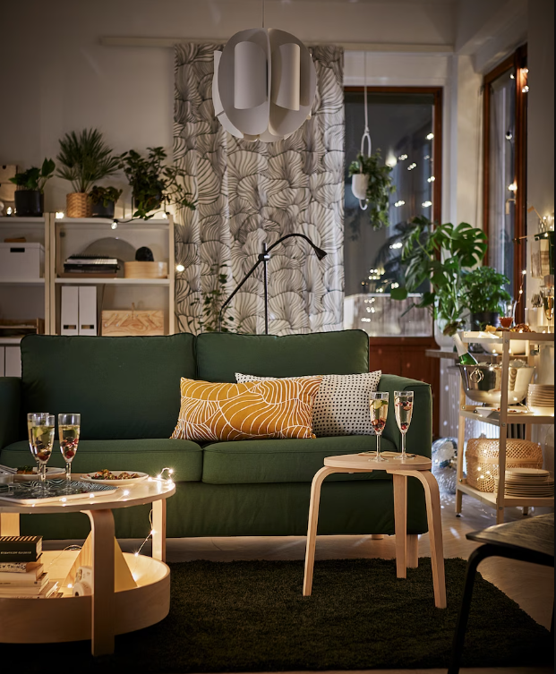 이케아-쉬레-스툴과-분위기-있는-조명들