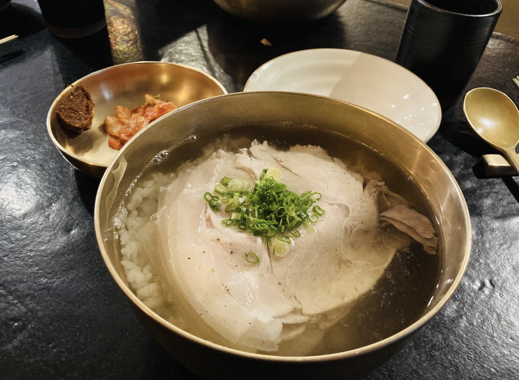 옥동식의 곰탕. 얇은 고기와 적당히 식은 밥의 조화가 거의 환상적이다.