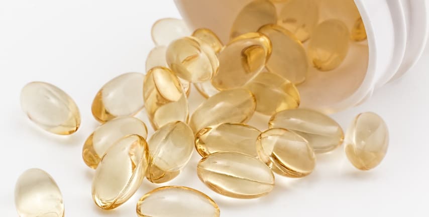 캡술 알약이 플라스틱 병에서 나오고 있다