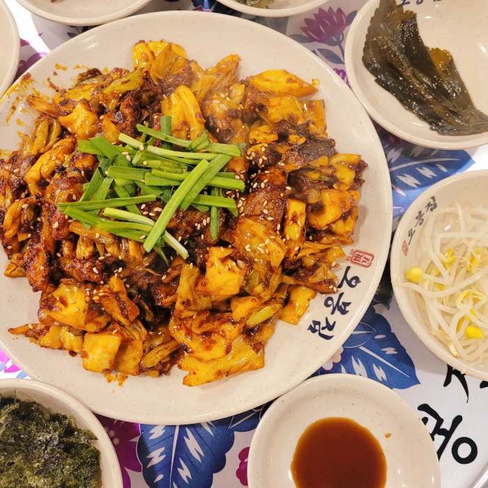 돈쭐내러왔습니다 쟁반카세 가브리 수육 전골 직화 낙지볶음 보쌈 먹방 서초 교대 맛집 이영자 백지훈 오범석 방송 소개