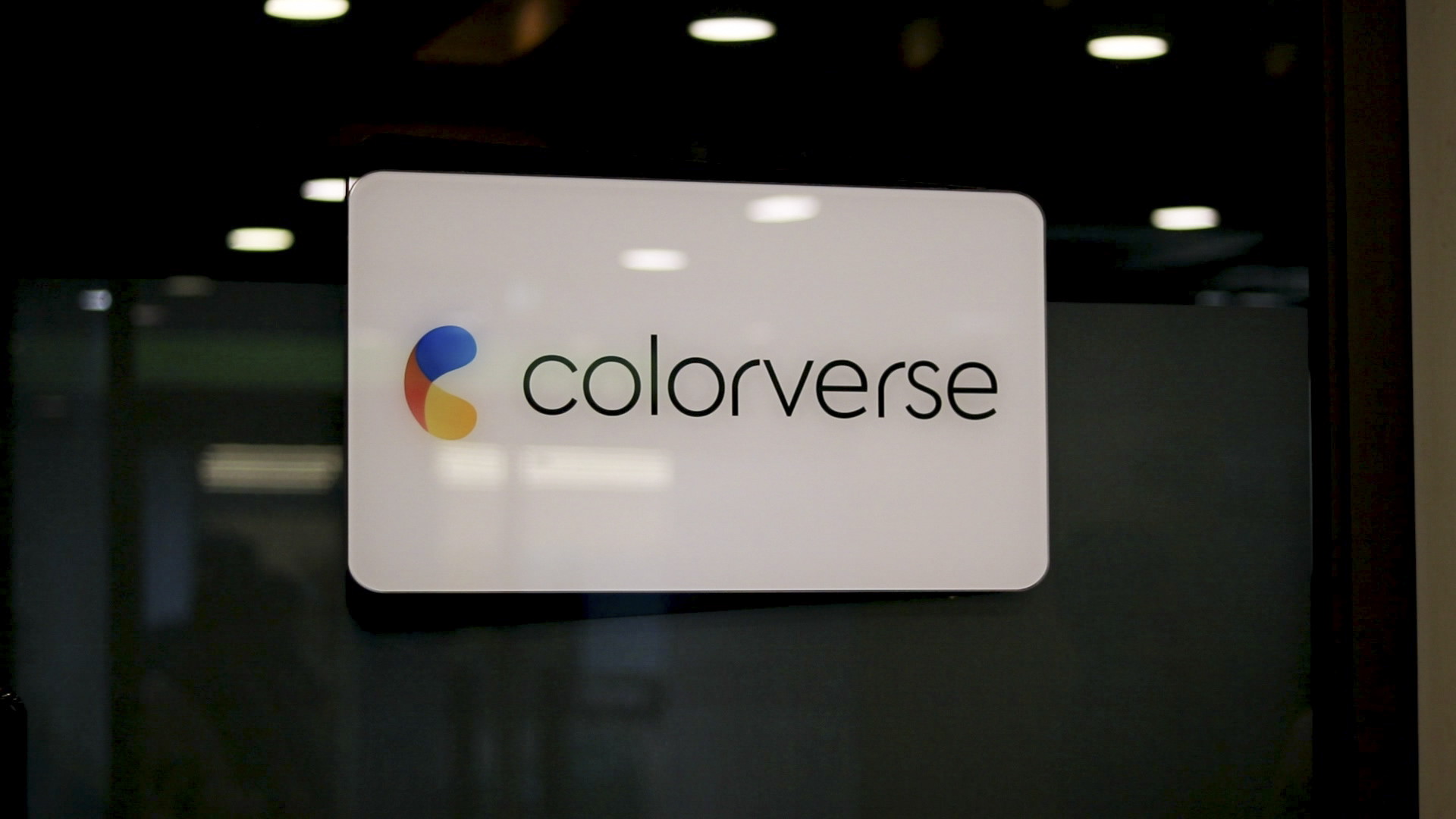 지난 18일 찾아간 서울 강남구 논현동 퍼피레드 본사 컬러버스는 출입문은 굳게 닫혀 있었다.
안내문에는 ‘택배·우편은 이곳에 놔달라’는 문구 아래 ‘피플팀’ ‘경영지원팀’ 담당자 연락처만 쓰여 있었다.