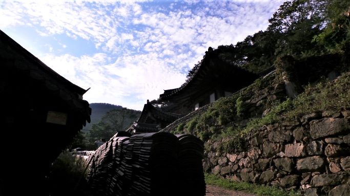 돌담, 산사 풍경, 푸른 하늘, 새털 구름, 역광,