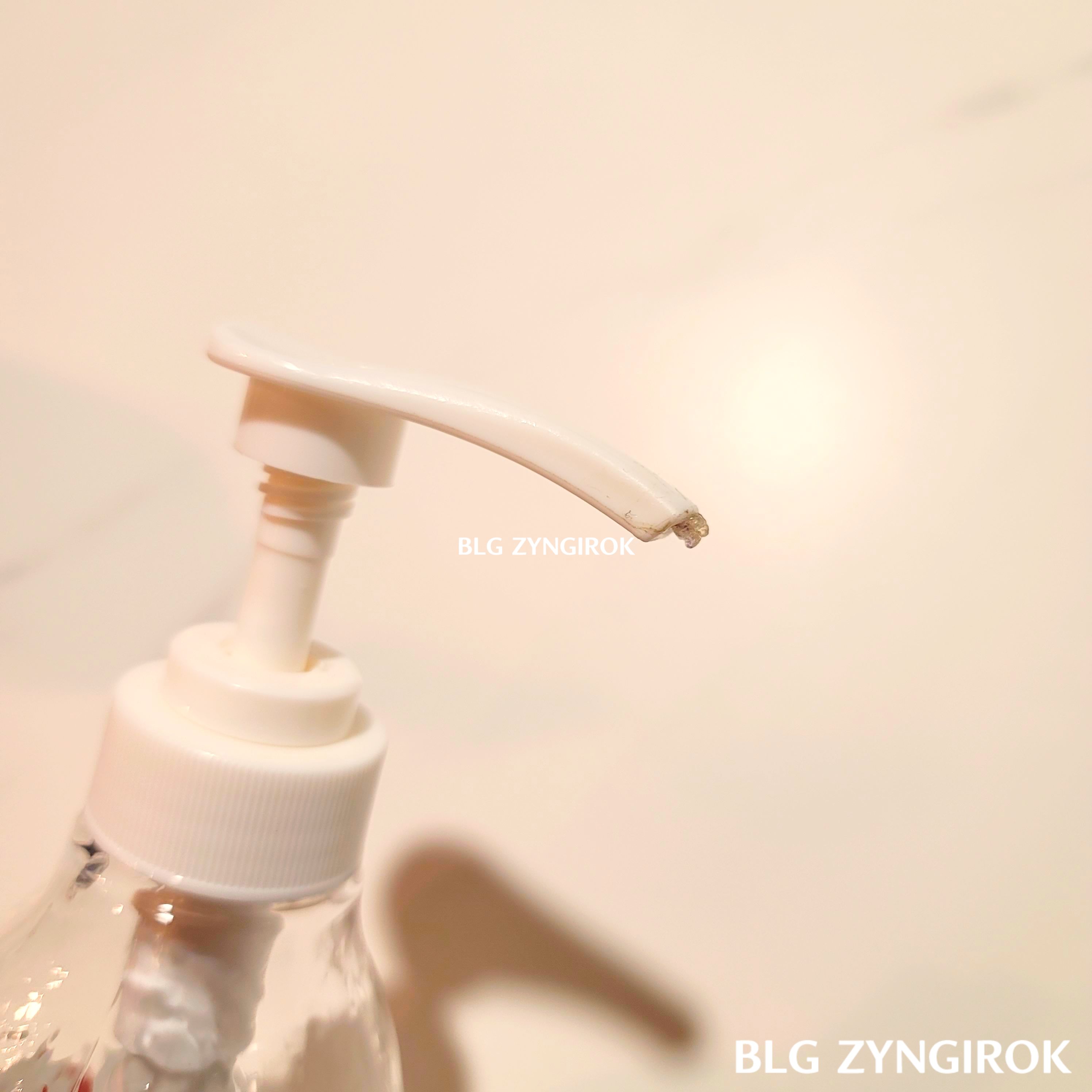 잔여물이-손소독제-펌프-구멍에-껴있다..
