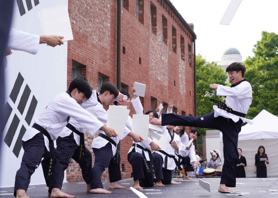 서대문 형무소 앞에서 격파시범을 보이고 있는 태권도 선수들