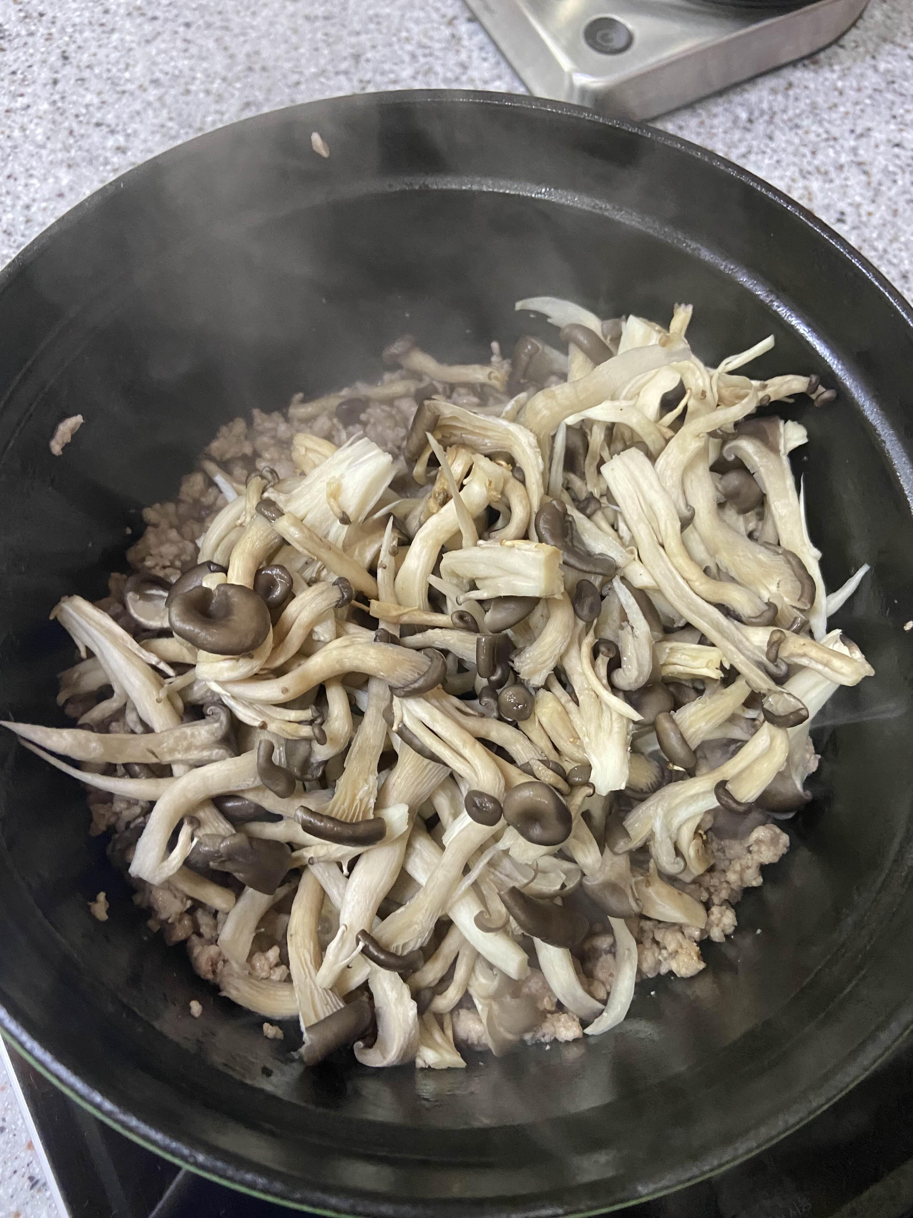 버섯고기소보로 솥밥