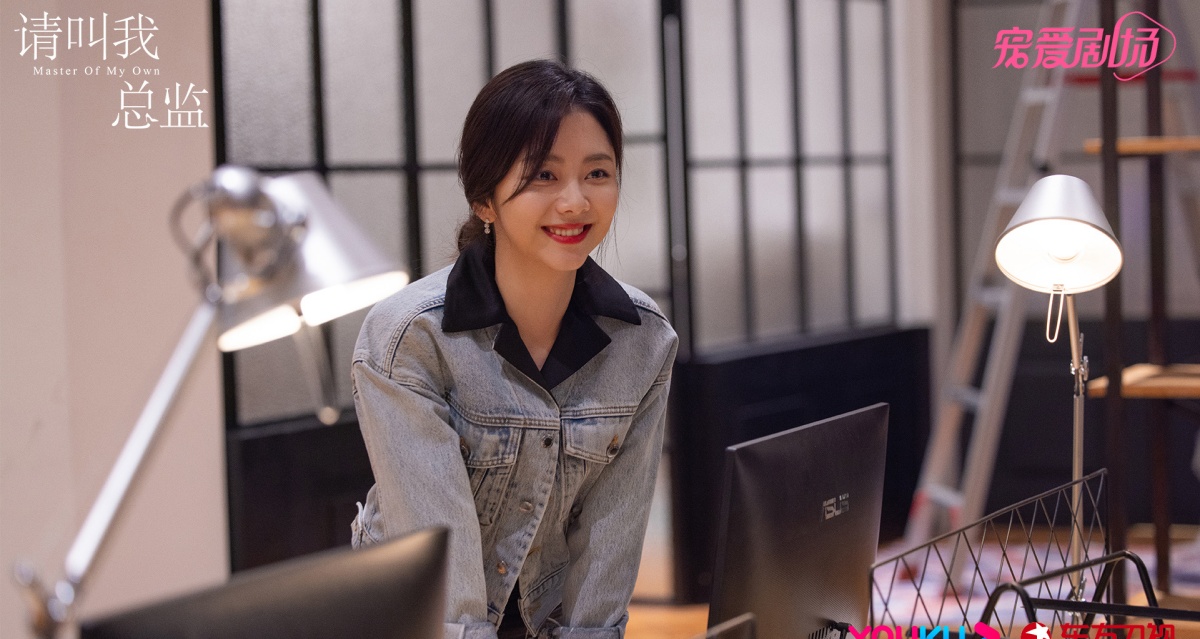 청규아총감-담송운-책상에서 웃고 있는 모습