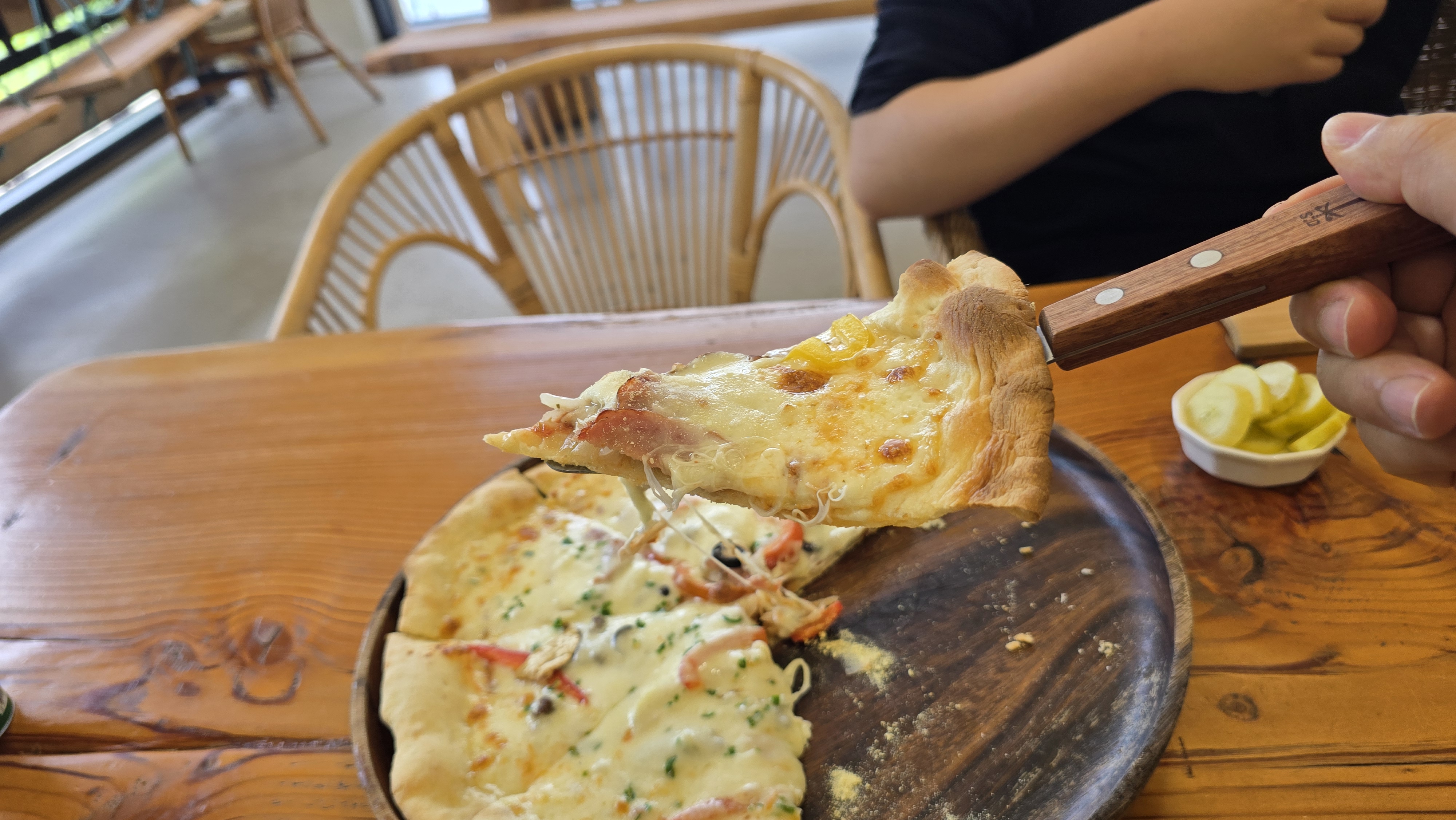 완성된 피자를 한개 들고 있는 모습