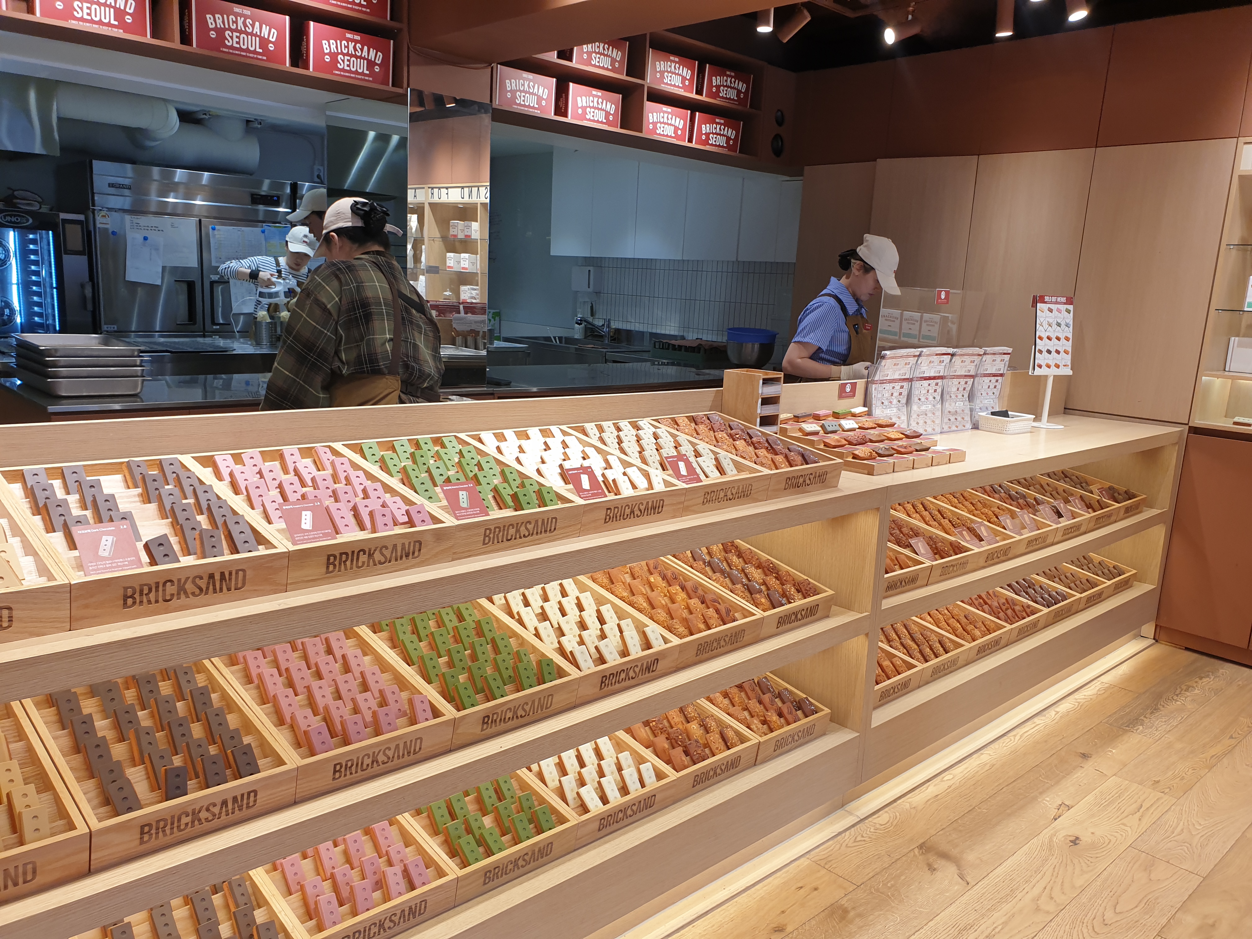 디저트카페 브릭샌드 명동점 오픈키친과 휘낭시에 진열대