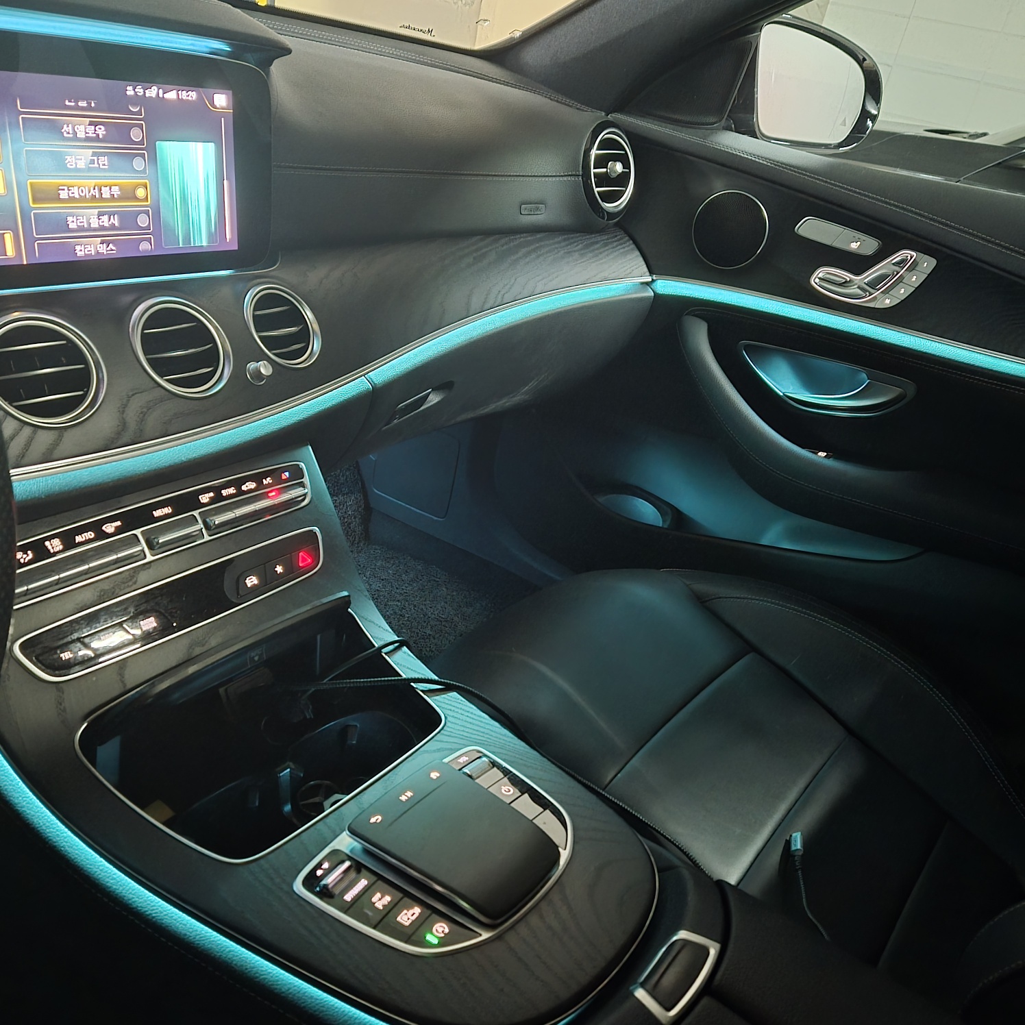 벤츠 실내 엠비언트 라이트 글레이셔 블루 모드. 시원하고 투명한 하늘빛 블루로 강조된 실내