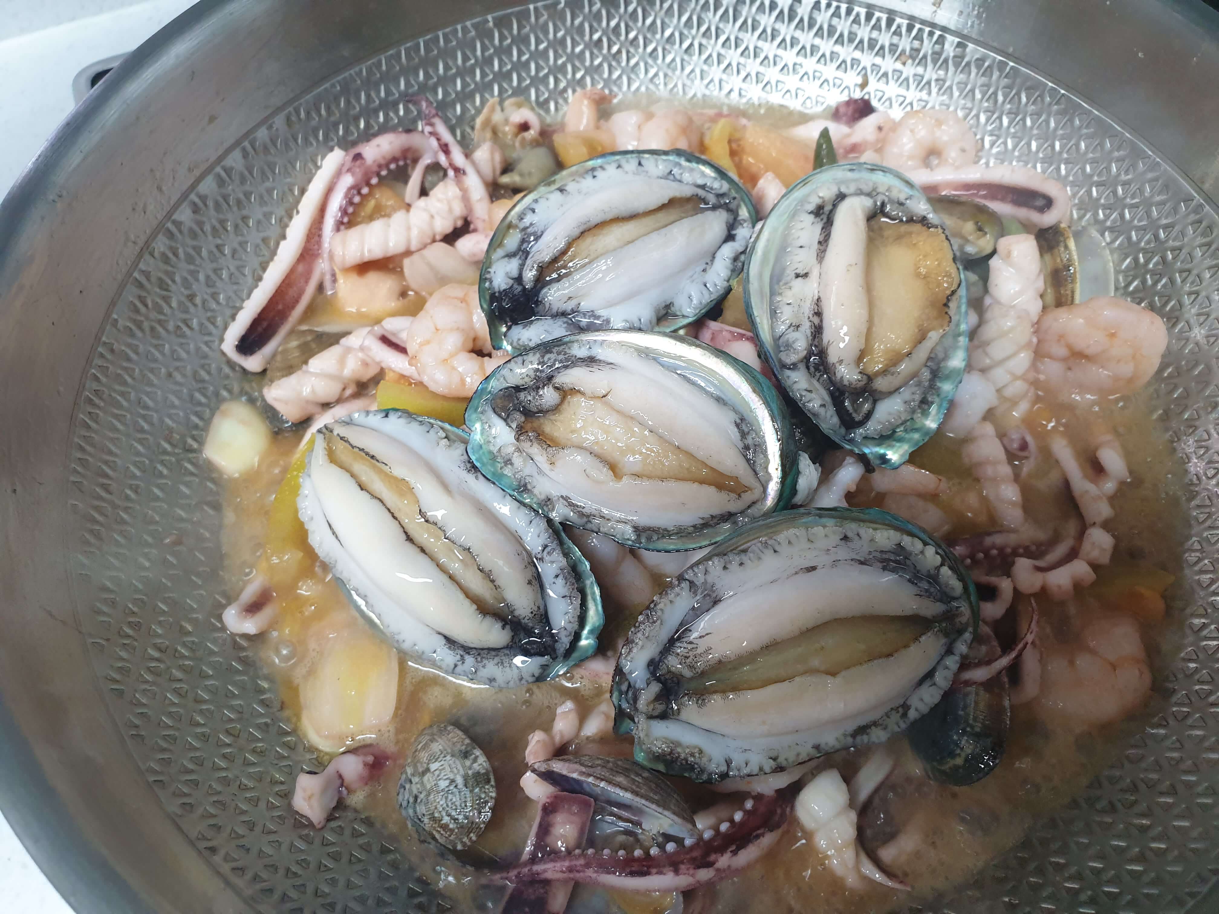 해산물이_들어간_감바스_알_아히요_올리브_오일에_재료넣기