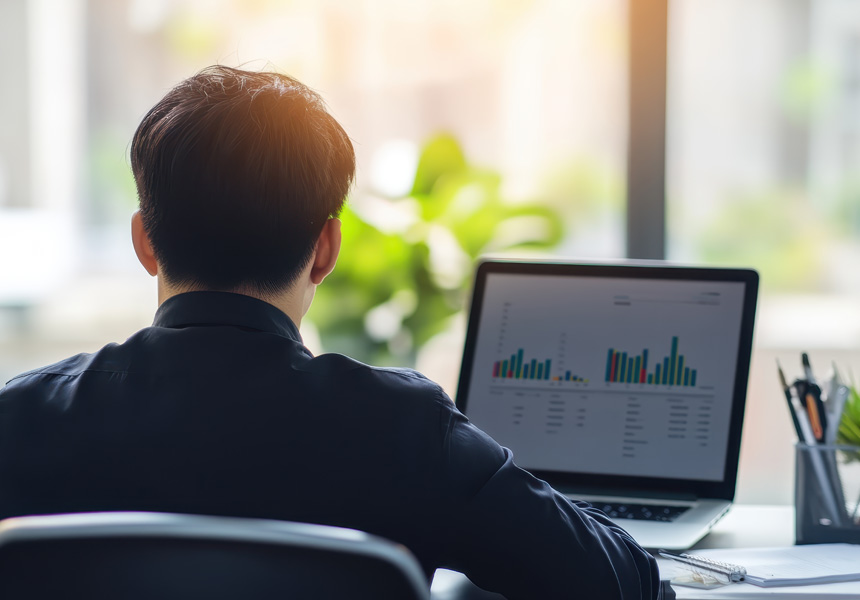 노트북으로 주식 차트를 확인하며 ETF 투자를 공부하는 사람의 모습