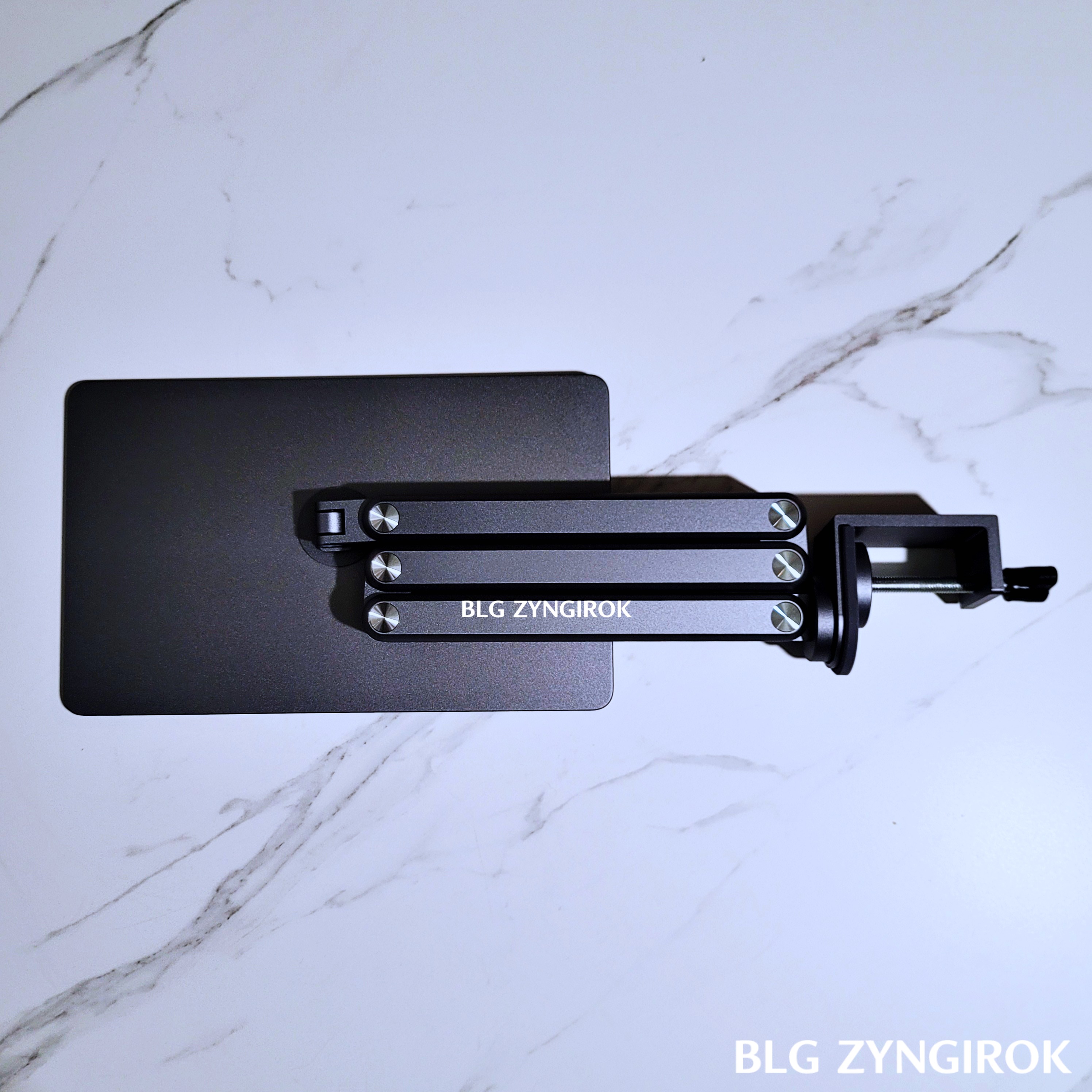 마그네틱 마운트가 테이블 위에 놓여있다.