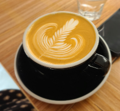 커피잔에 담긴 따뜻한 라떼 한 잔