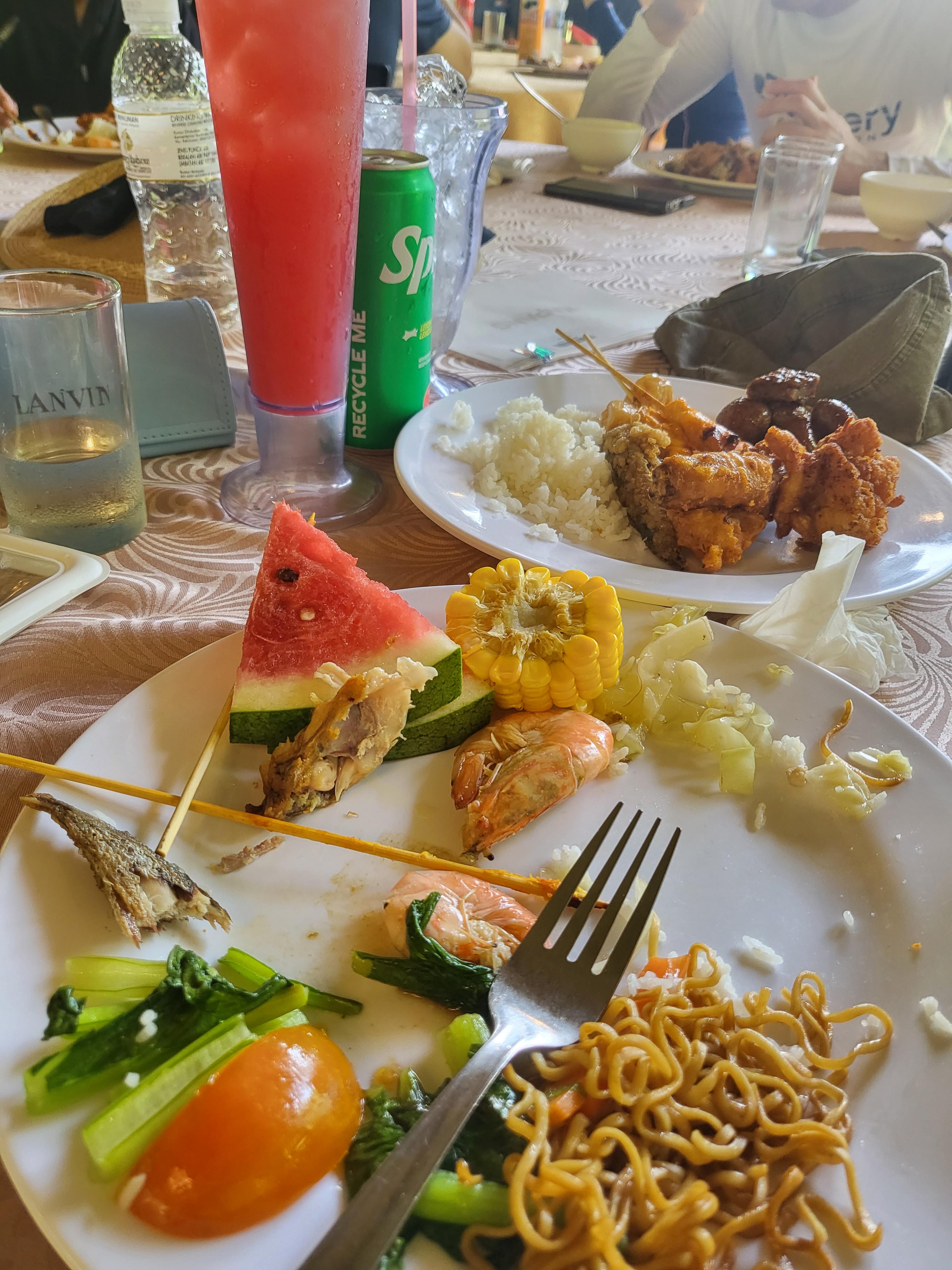 코타키나발루 섬투어 점심식사 테이블, 수박과 음료가 놓인 현지식 뷔페