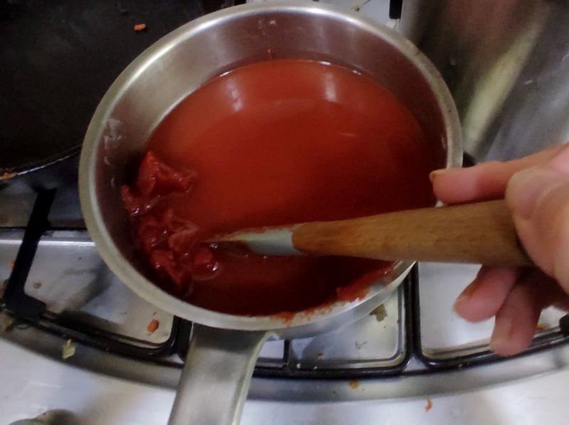 작은 냄비에 채수로 토마토 페이스트를 실리콘주걱으로 풀어줌