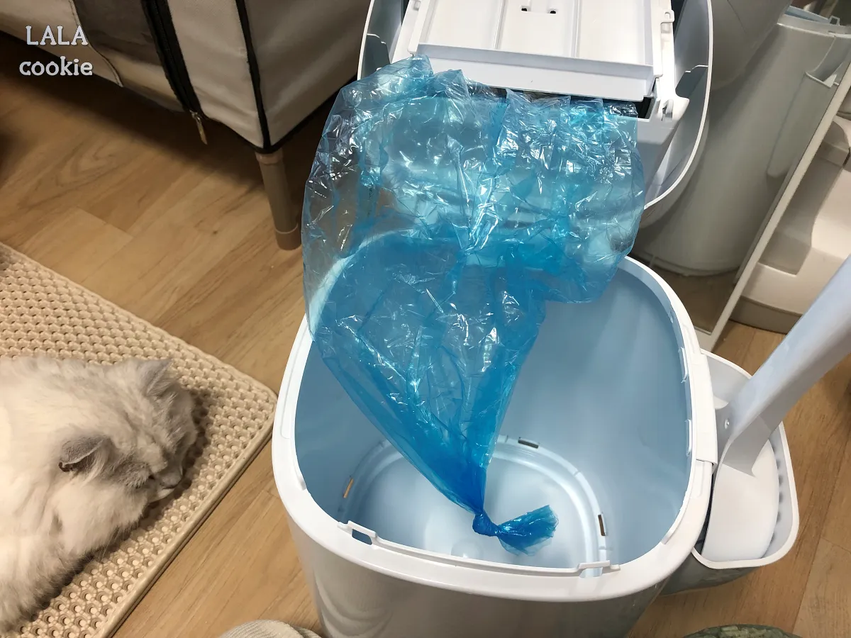 고양이-배변-쓰레기통-추천-리터락커-후기-새-봉투-꺼낸-모습