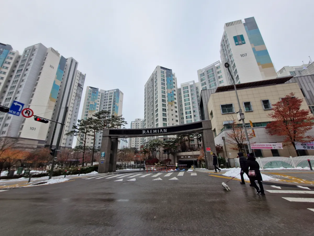 눈내리는날-웅장한-삼성-래미안-아파트-정문