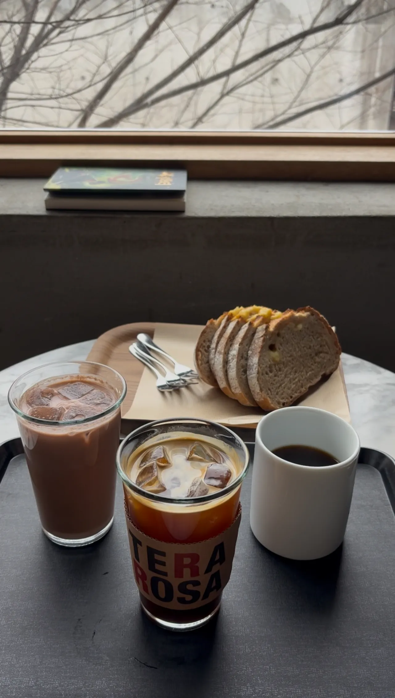 창문앞에-책-한권-앞에-커피-3잔