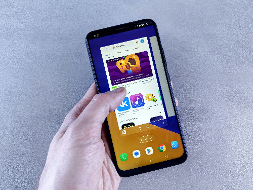 최근 앱 전환 중인 핸드폰 화면. 출처 : Unsplash