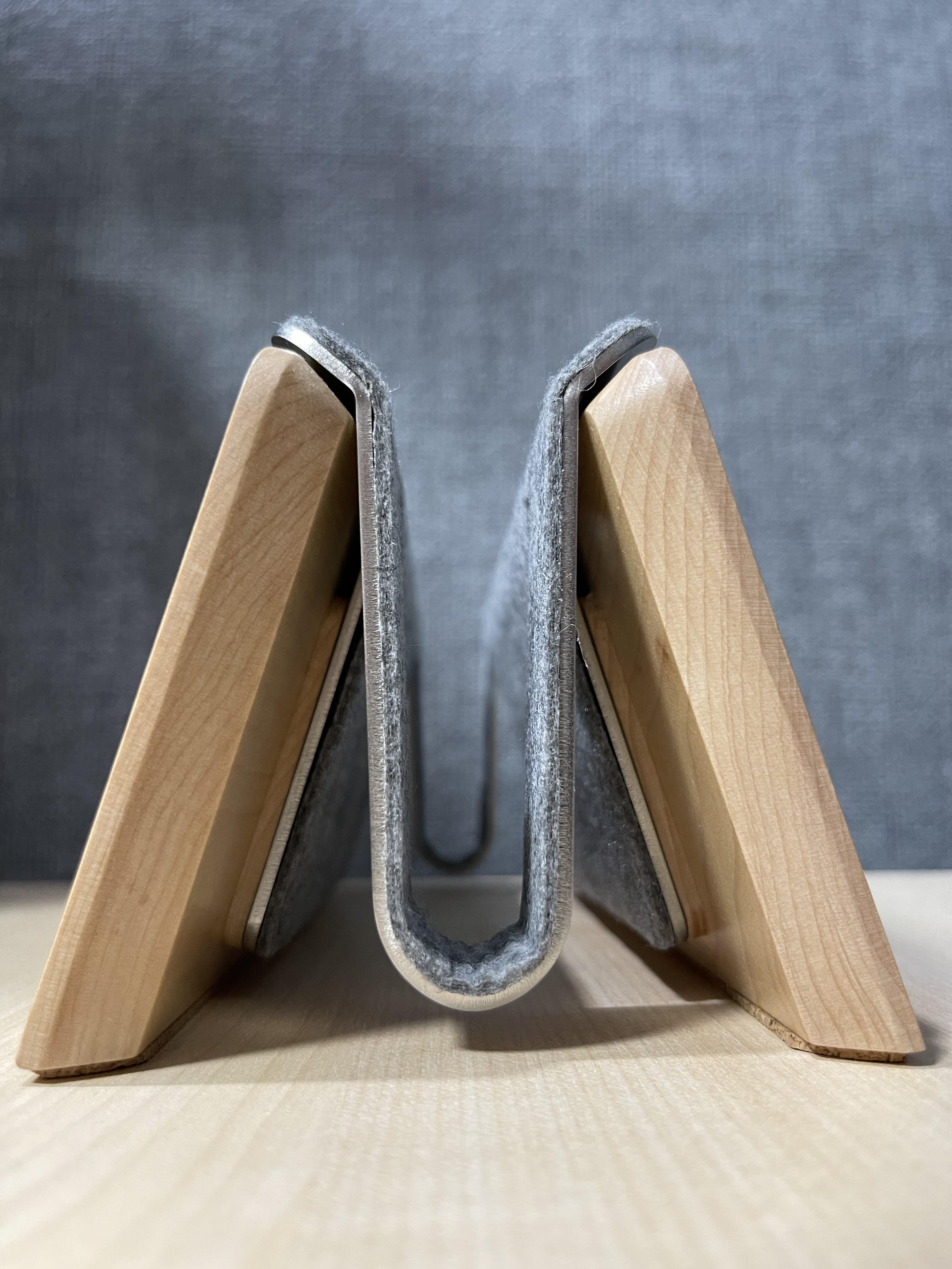 맥북과 메이우드 노트북 수직 거치대 지지대 구조