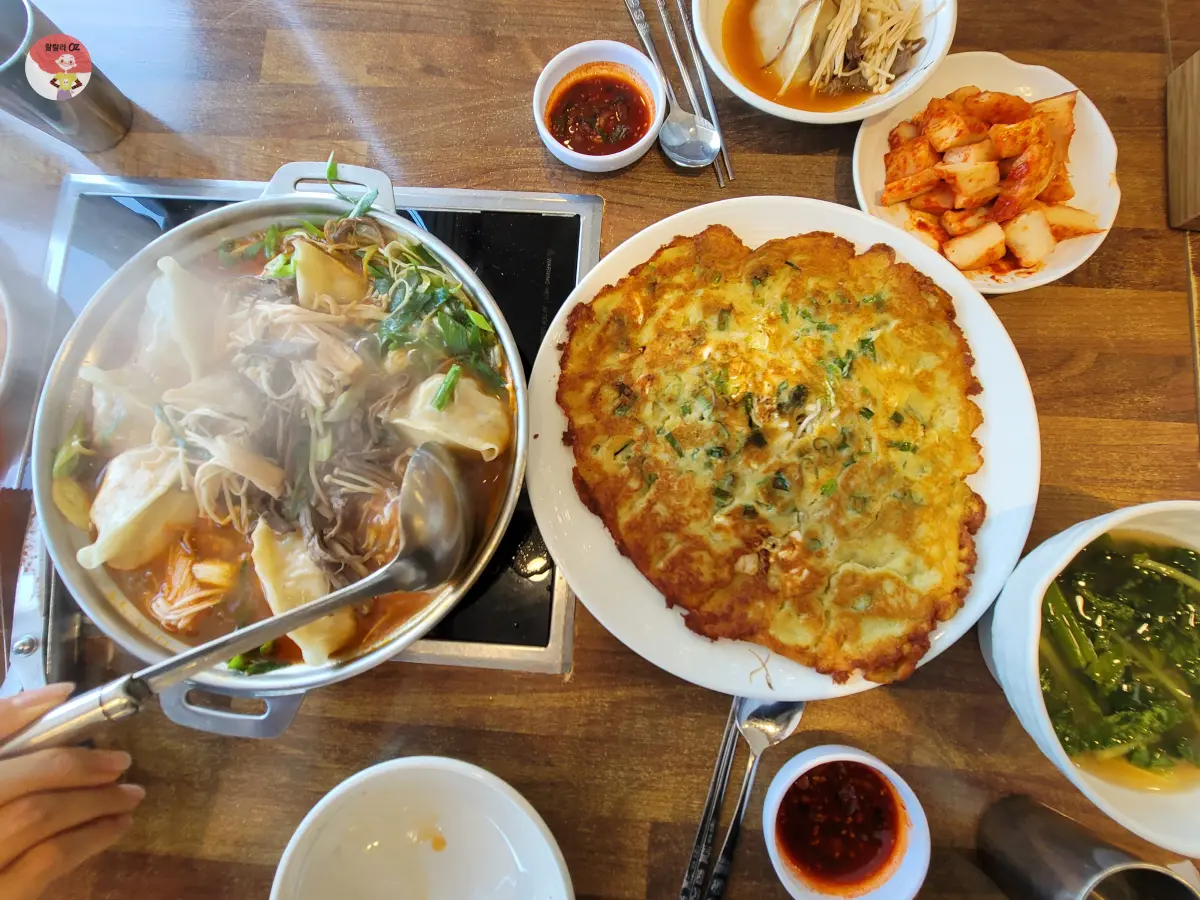 경기-구리시-묘향만두-만두전골-녹두빈대떡-그리고-김치-3종과-소스
