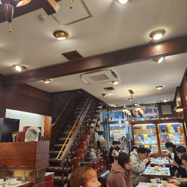 경양식 집 같은 내부 인테리어를 가진 스마트 커피