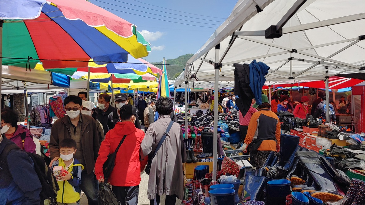 기도 용문오일장 장날 인파와 다양한 상품이 모인 풍경