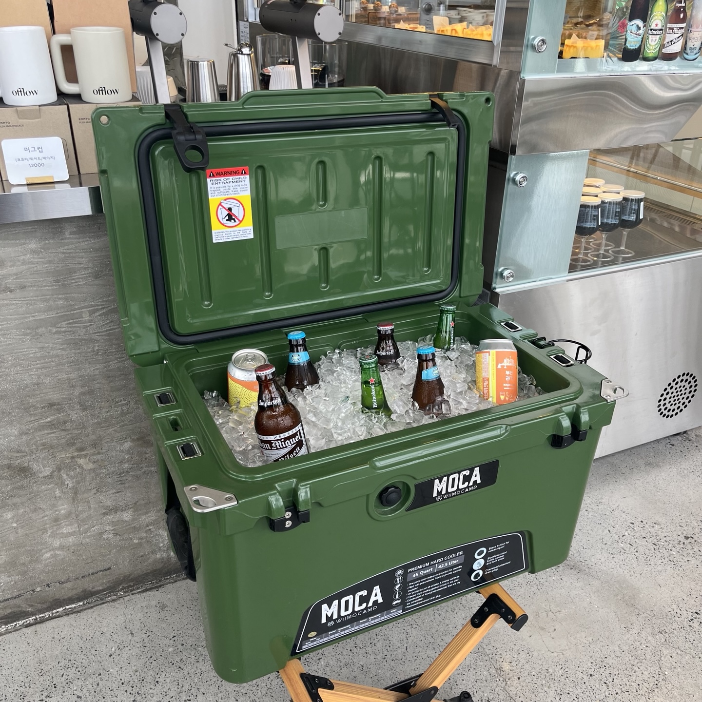 맥주가 들어있는 아이스박스