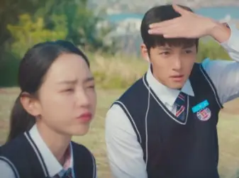 도두봉에 앉아 앞을 바라보고 있눈 두준인공