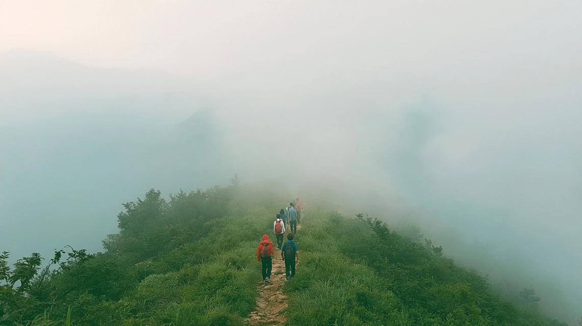 등산 초보에게 산행 규칙을 알려주는 모습