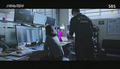 뺑소니 차량을 컴퓨터로 조사하고 있는 경찰의 사진입니다.