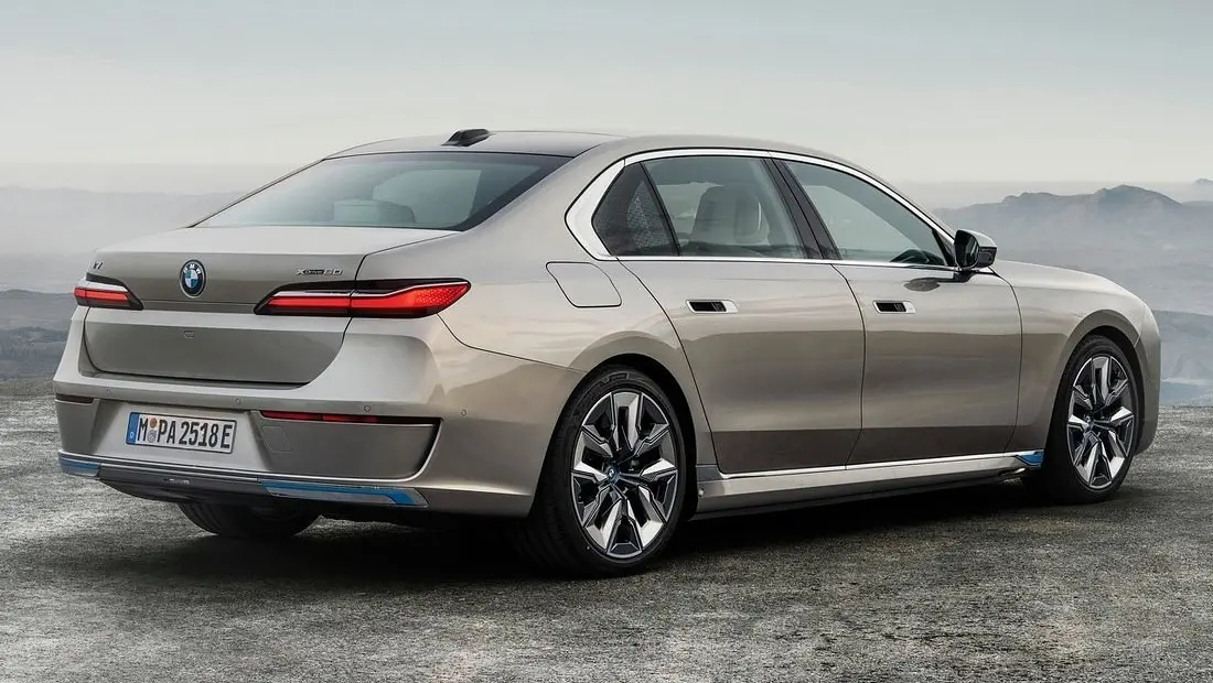 BMW i7 가격 실구매가 모의견적 제원 옵션 카탈로그 내부 색상 디자인 인테리어 전기차 지원금 총정리