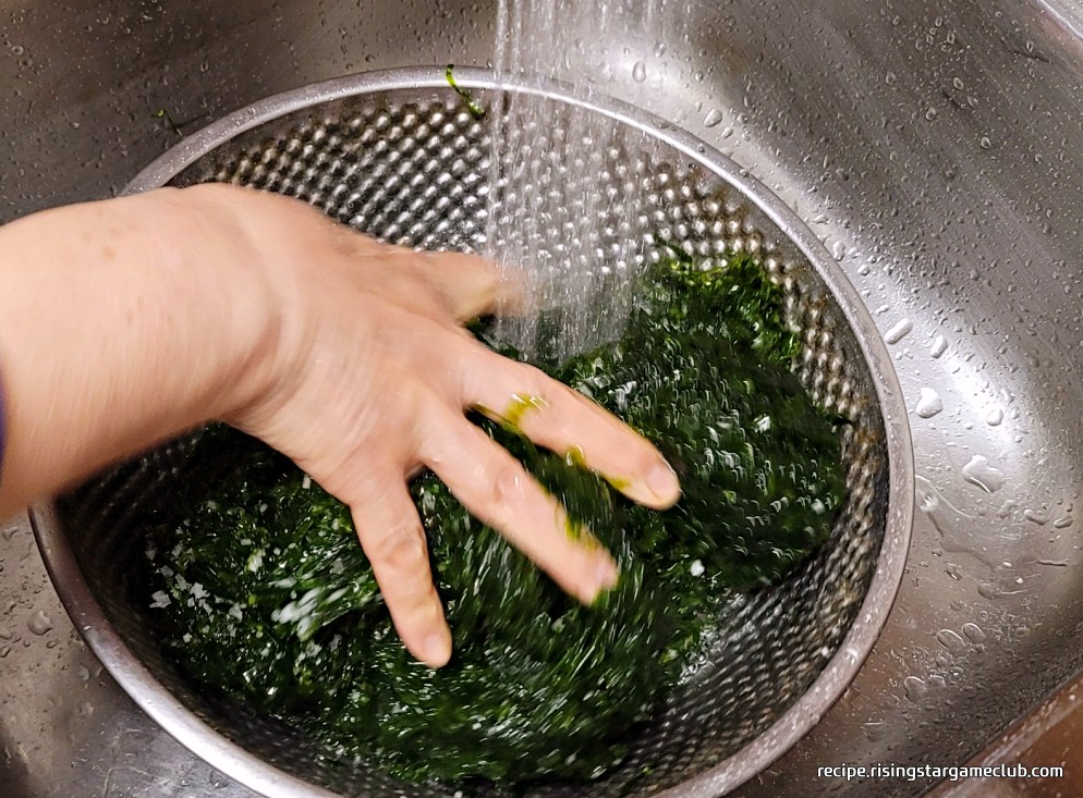 파래 무침에 들어갈 파래를 담은 양푼에 물을 채우는 사진