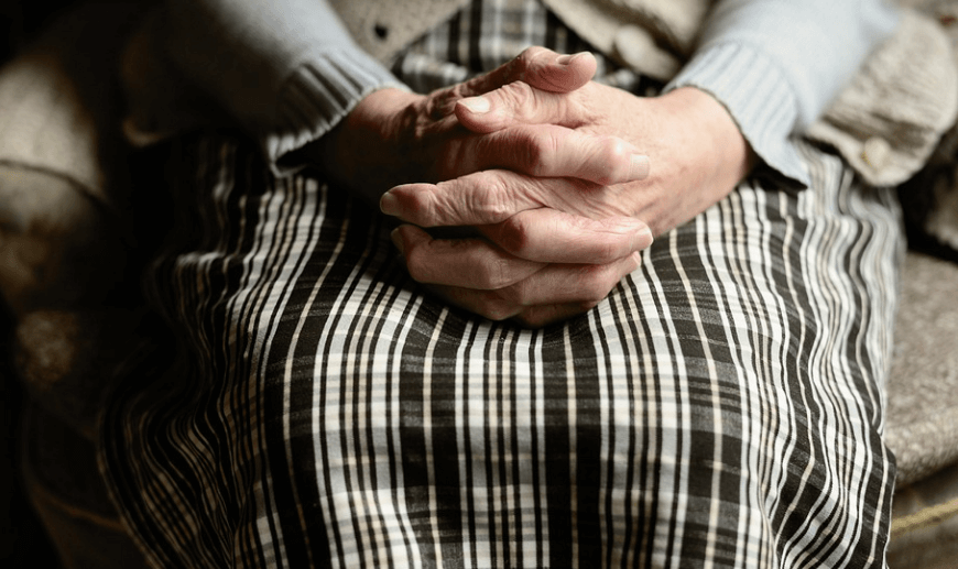 멍이 잘 드는 이유가 될 수 있는 소인이 손 깍지를 끼고 앉아 있다