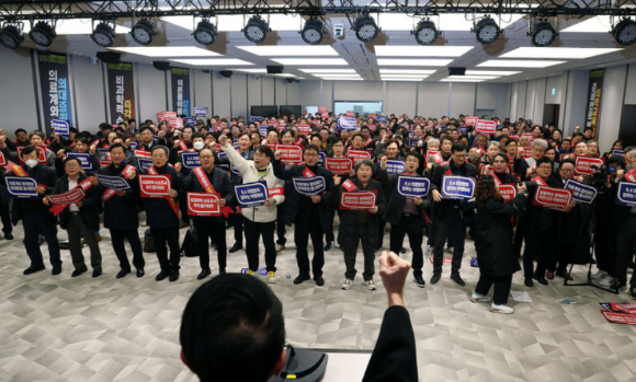 김택우 대한의사협회 비상대책위원장과 의사 대표자들이 25일 서울 대한의사협회에서 열린 '의대 정원 증원 저지를 위한 전국 의사 대표자 확대회의'를 마친 후 결의문을 낭독하며 구호를 외치고 있다. [사진=뉴시스]